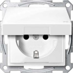 Розетка Merten SCHUKO ІР 44с кришкою полярно- білий