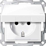 Розетка Merten SCHUKO ІР 44с кришкою активно-білий